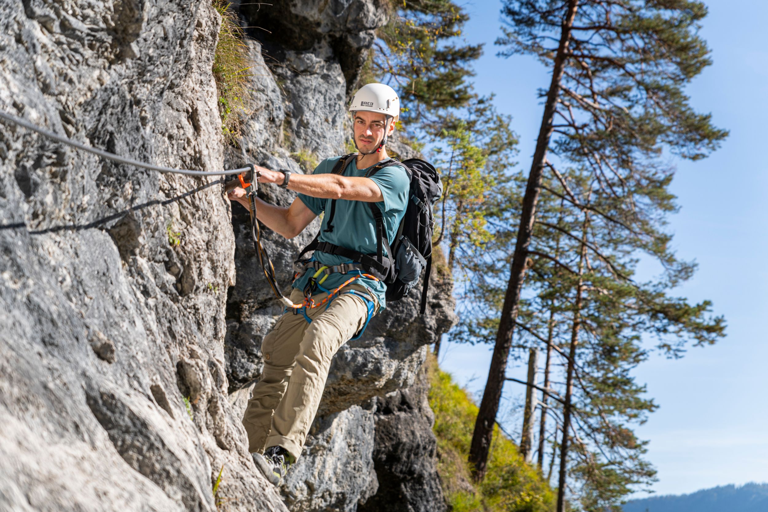 1 Person klettert am Klettersteig Hausbachfall