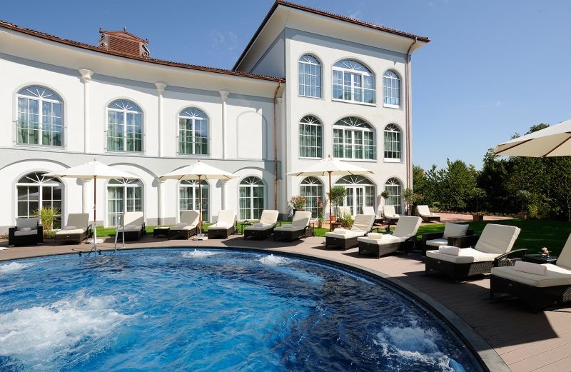 Hotel Gut Ising Pooldeck im Außenbereich