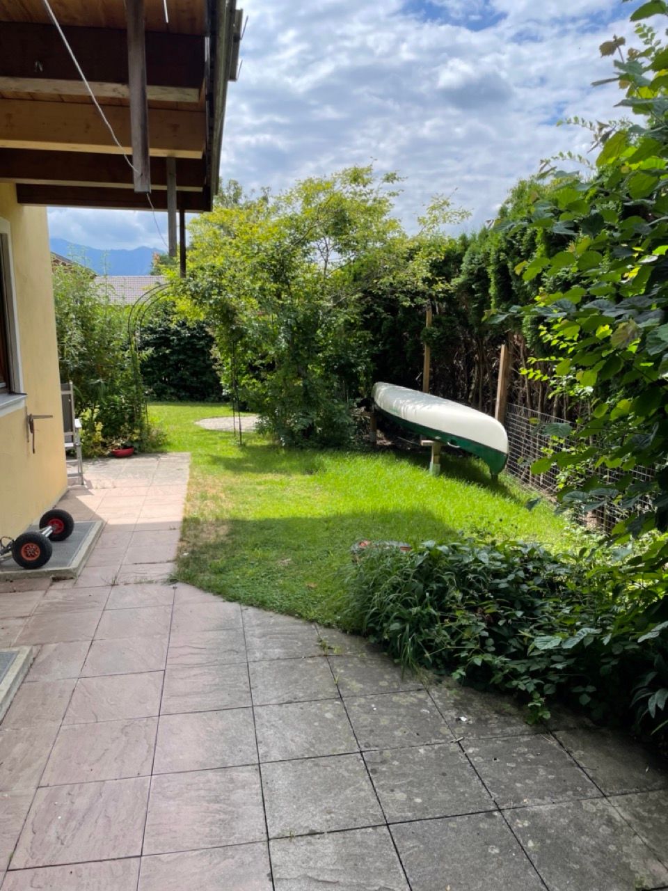 Garten mit Kanu