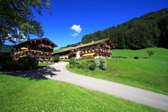 Hofansicht Obersteinberg-Hof Ruhpolding im Frühjahr/Sommer