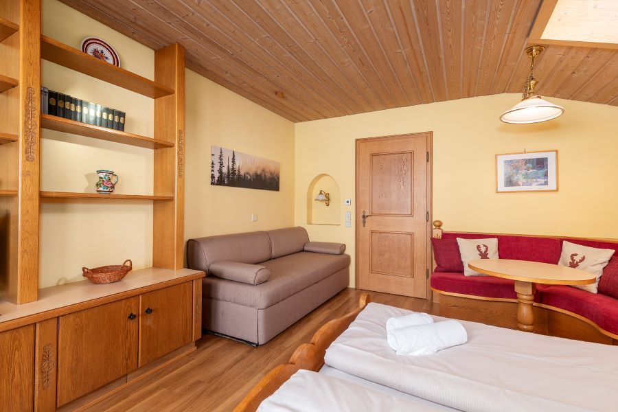 Berghof Studio - Schlafzimmer mit Sofa und Essbereich
