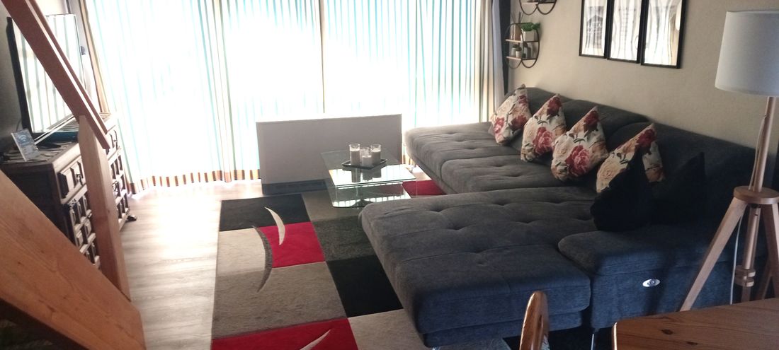 Wohnzimmer mit Balkon