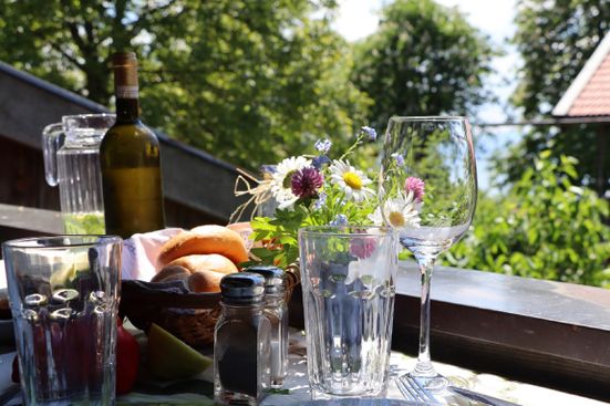 Brotzeit am Balkon