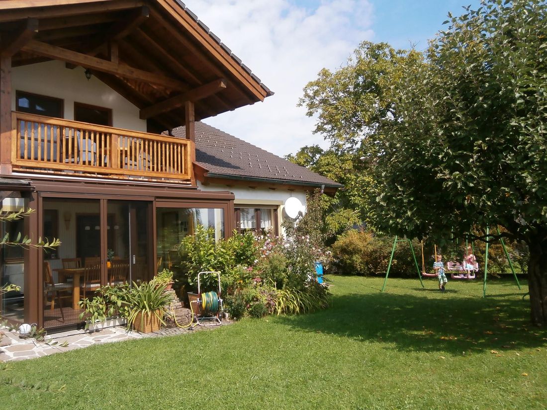 Hausansicht mit Garten