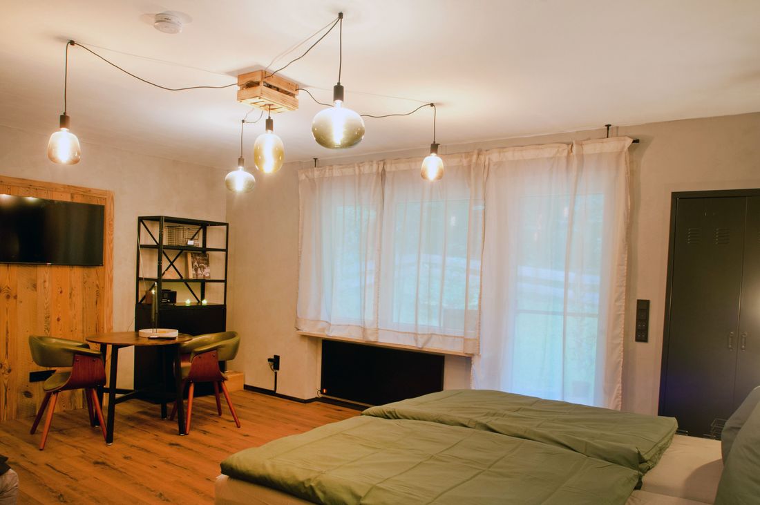 Wohn- und Schlafraum in der Ferienwohnung Waldgeflüster