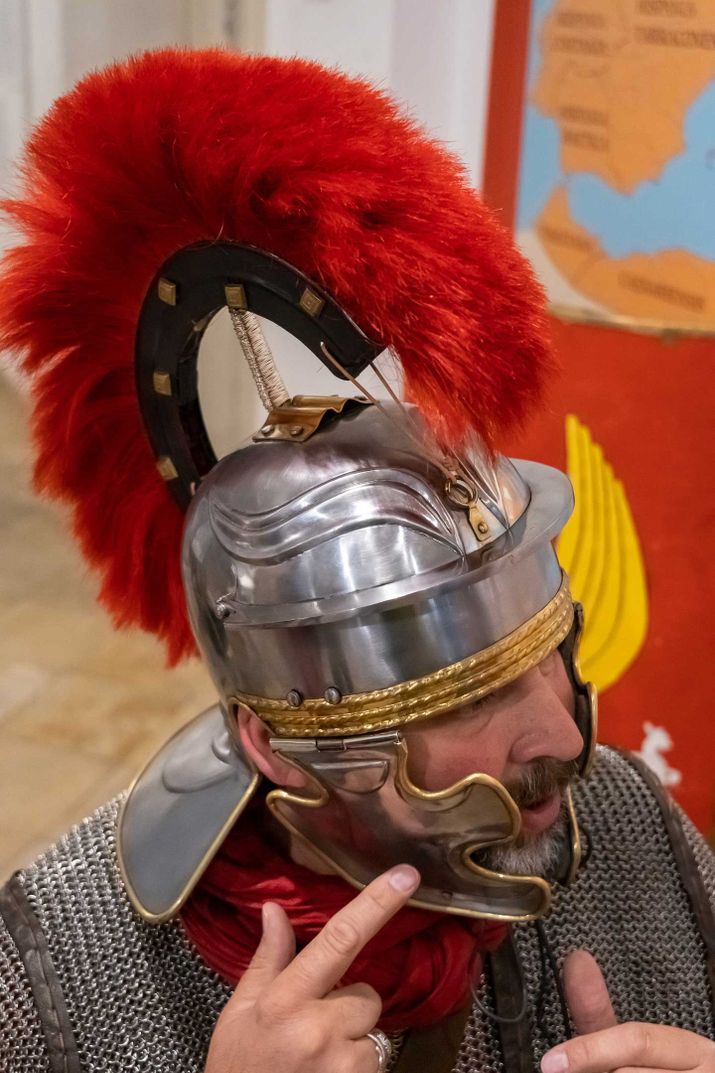 Matthias Ziereis ist Leiter des Römermuseum Seebruck und als Römer verkleidet