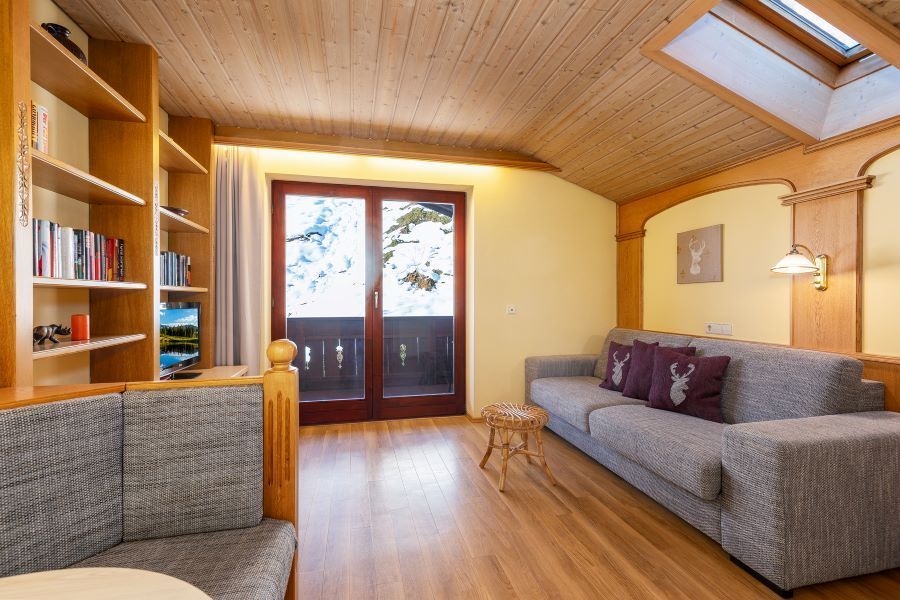 Berghof Apartment - Wohnzimmer mit Balkonzugang