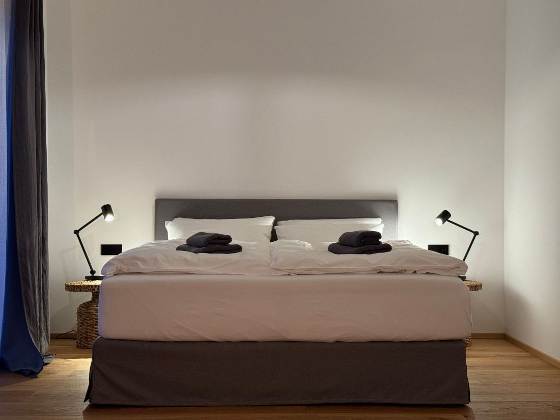 Schlafzimmer 1 von 4, im Erdgeschoss. 180 cm x 200 cm (tatsächliche Breite mehr als 180 cm)