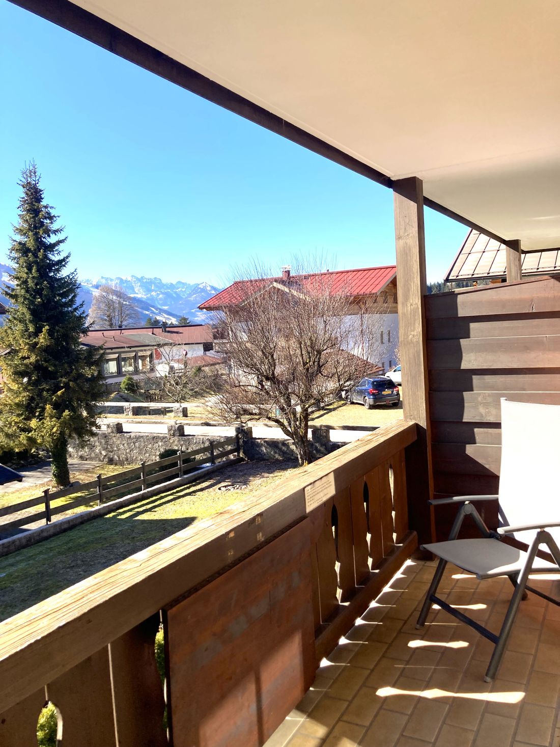 Balkon mit Kaisergebirge im Hintergrund