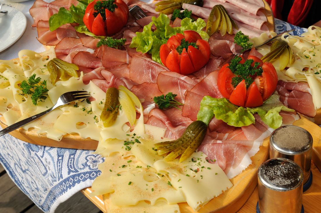 Deftige Brotzeit auf der Alm. Ein wirklicher Hüttenschmaus