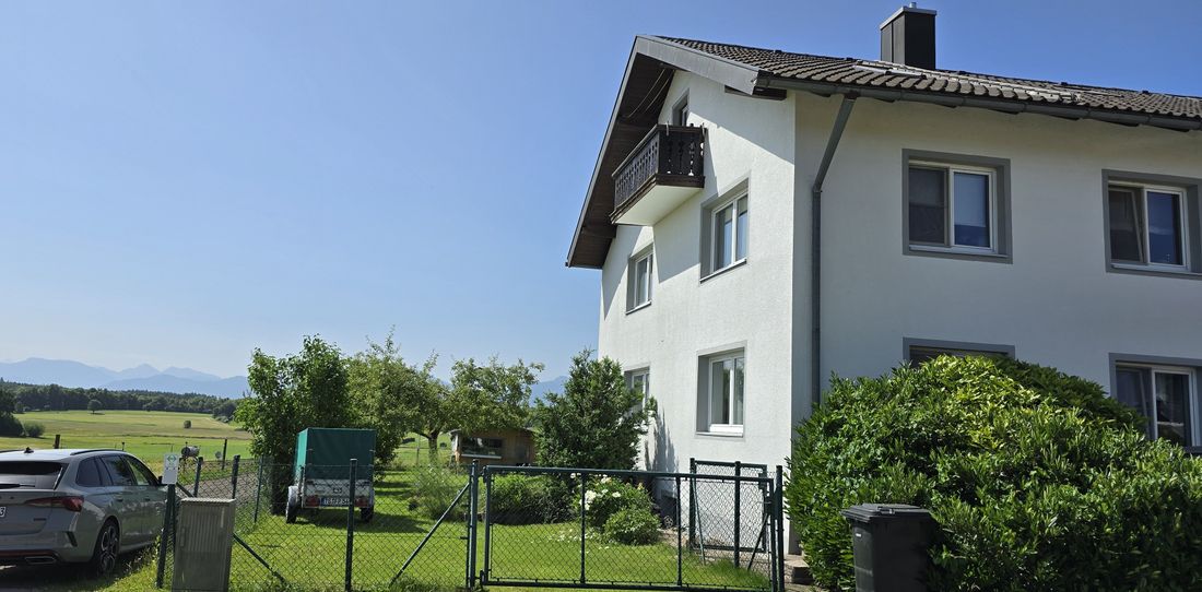 Balkon mit Blick auf die Berge.