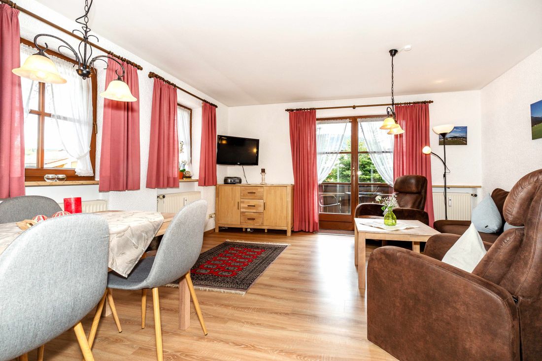 Wohn- und Essbereich mit Balkon