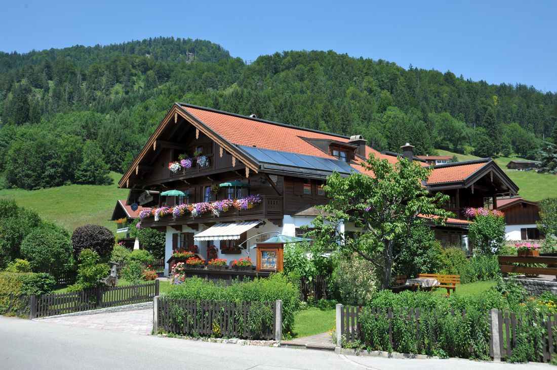 Hausansicht mit Garten