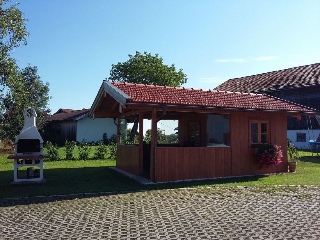 Grill und Gartenhaus