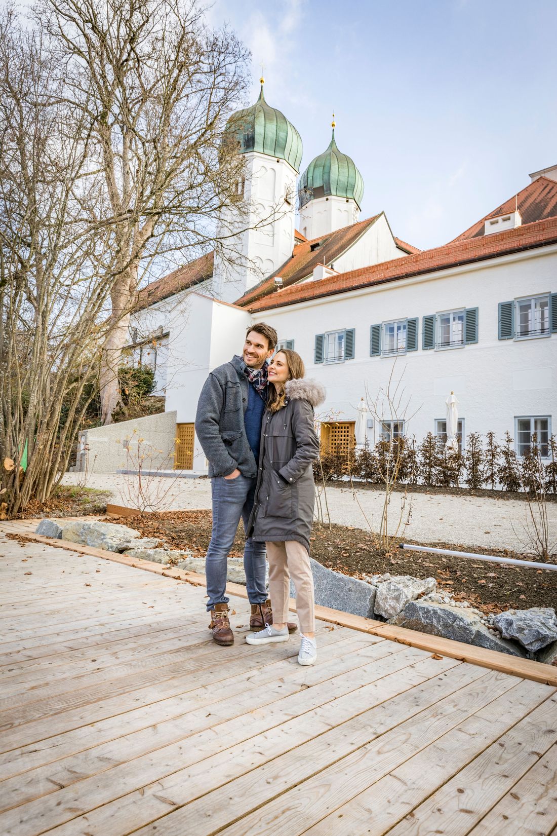 Paar vor dem Kloster Seeon im Spätherbst