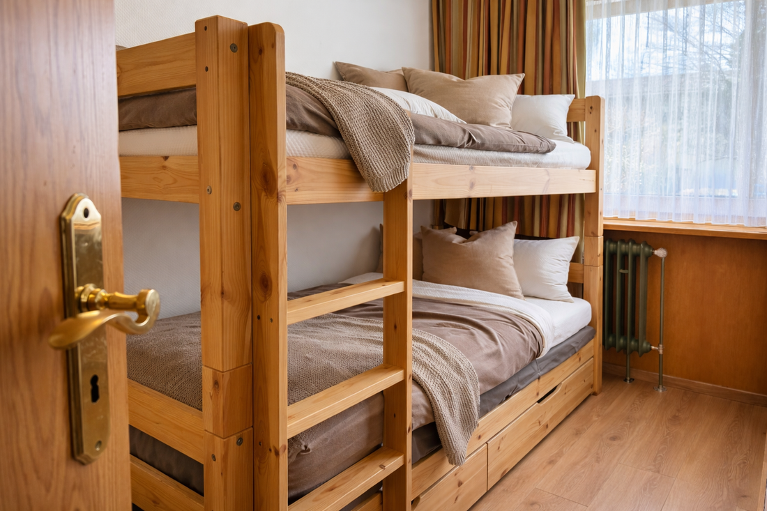 Gemütliches Kleine Zimmer mit Stockbett und Einzelbett