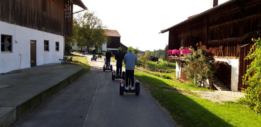 Vorbei an denkmalgeschützten Bauernhöfen