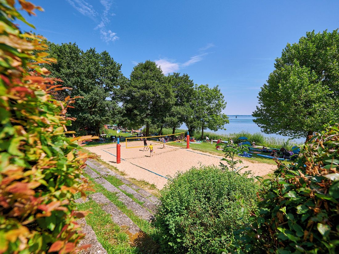 Umgebung - Strandbad Beachvolleyballplatz und Surfschule