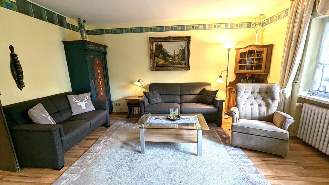 Großes, helles Wohnzimmer mit privatem Balkon