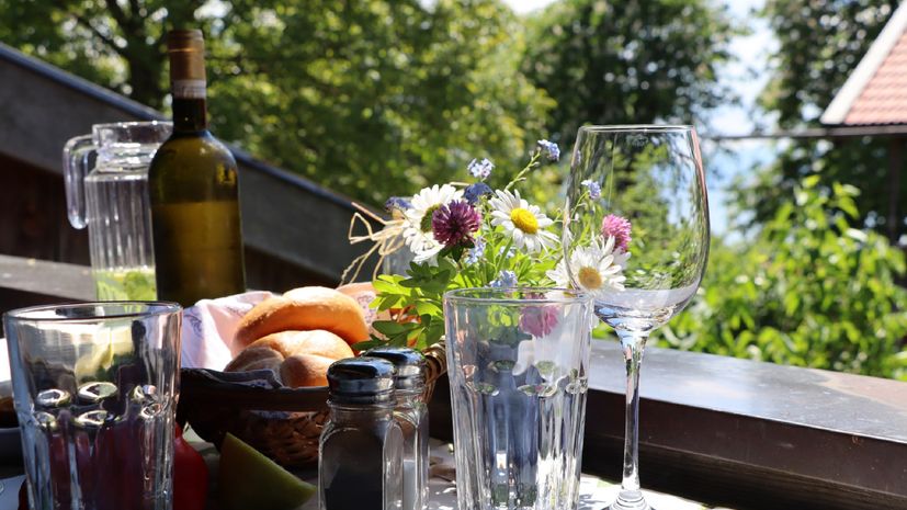 Brotzeit am Balkon