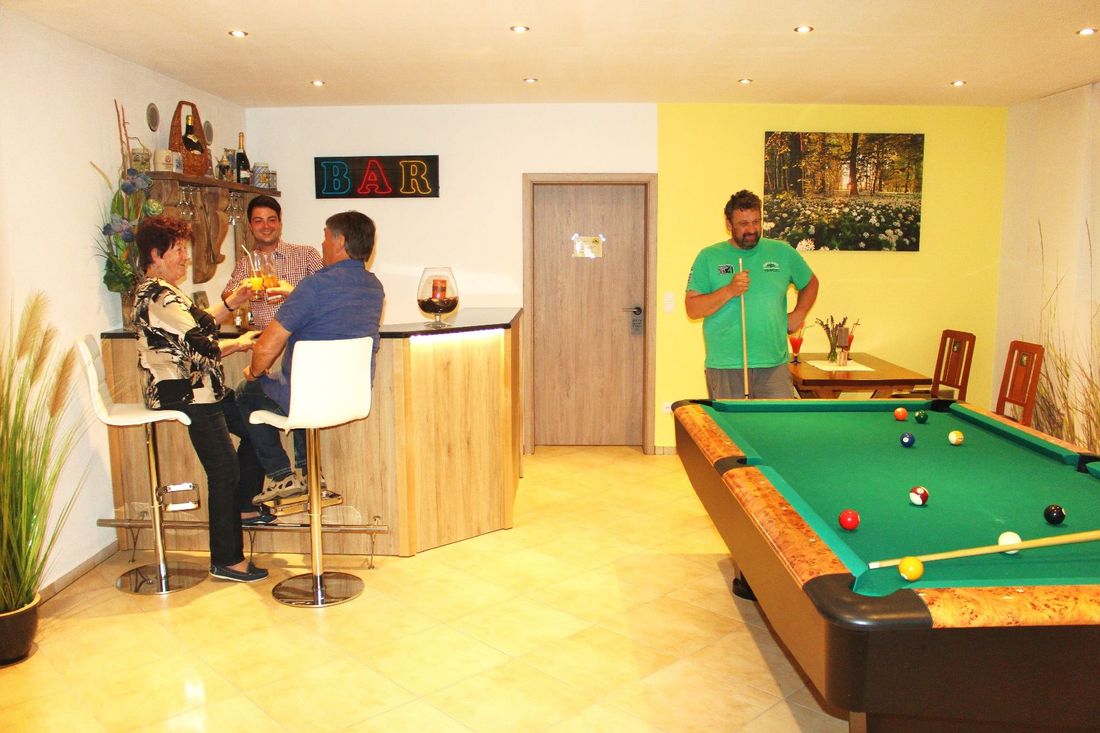 Bar mit Billard
