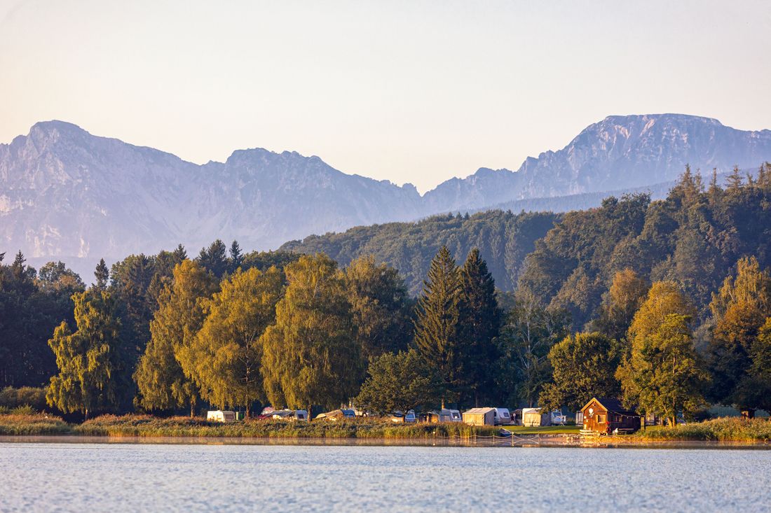 Sonnenuntergang am Wagingersee mit Blick auf Berge und Campingplatz