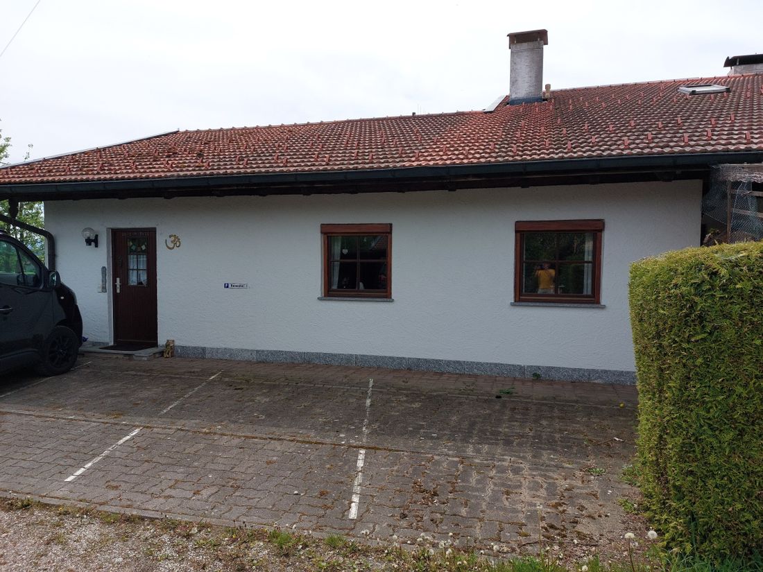 Eingang Ferienwohnung mit Parkplätzen