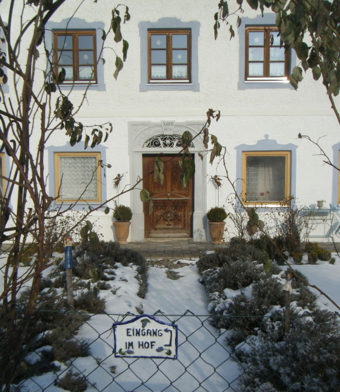 Winter - verschneiter Eingangsbereich 1856