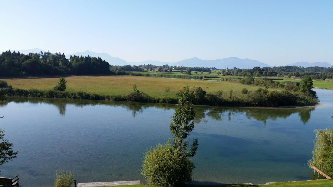 Panoramablick auf Alzstrand und Chiemgauer Alpen