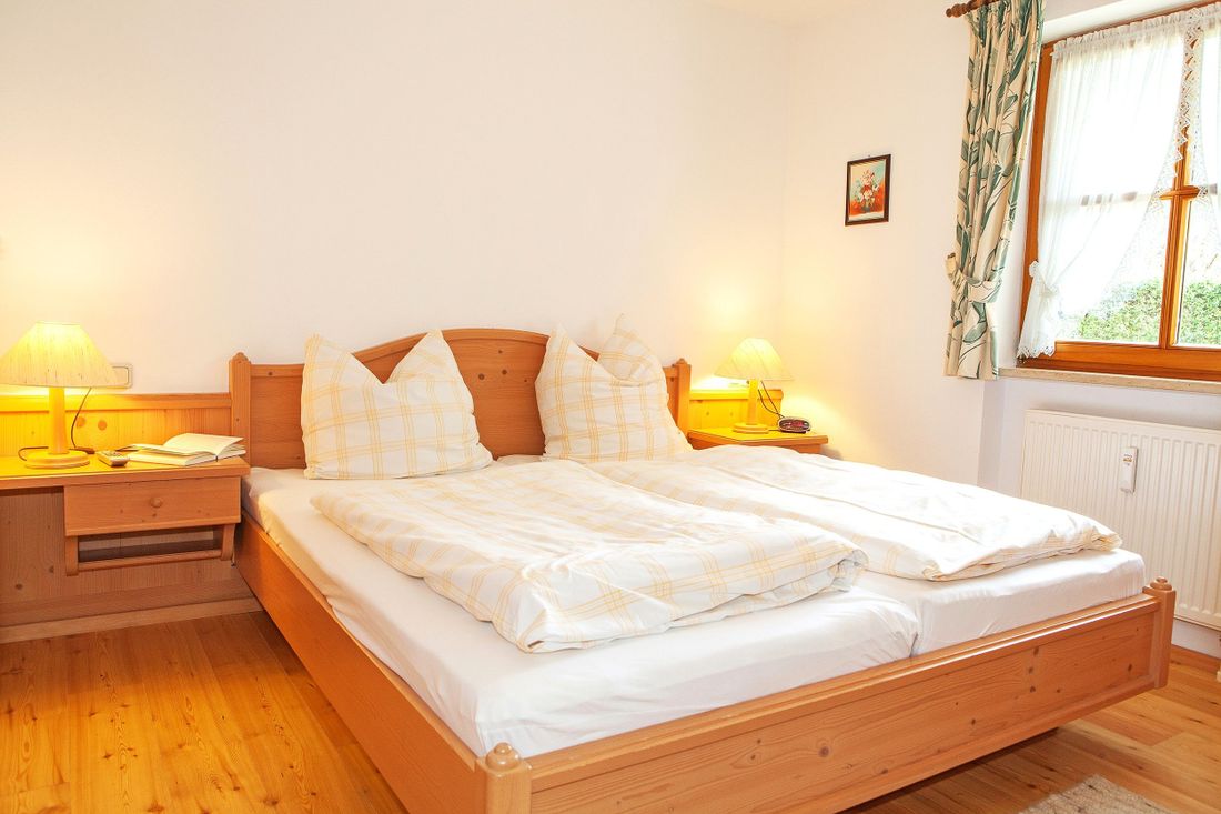 Erstes Schlafzimmer mit Doppelbett