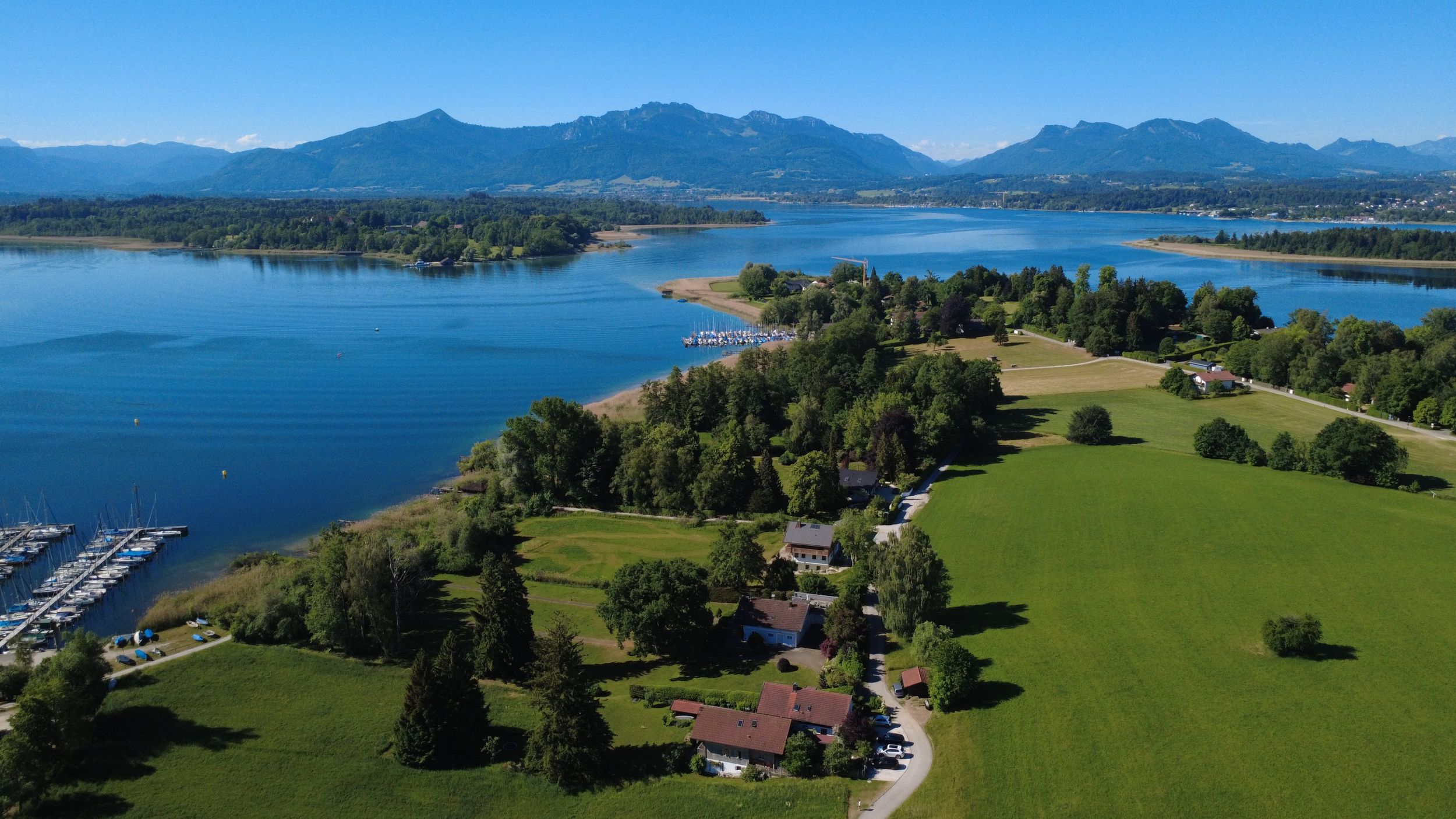 Luftbild mit der Ferienwohnung ChiemseeTraum im Vordergrund