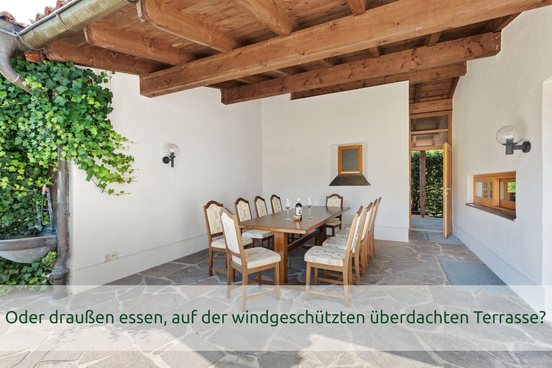 Oder draußen essen, auf der windgeschützten überdachten Terrasse?