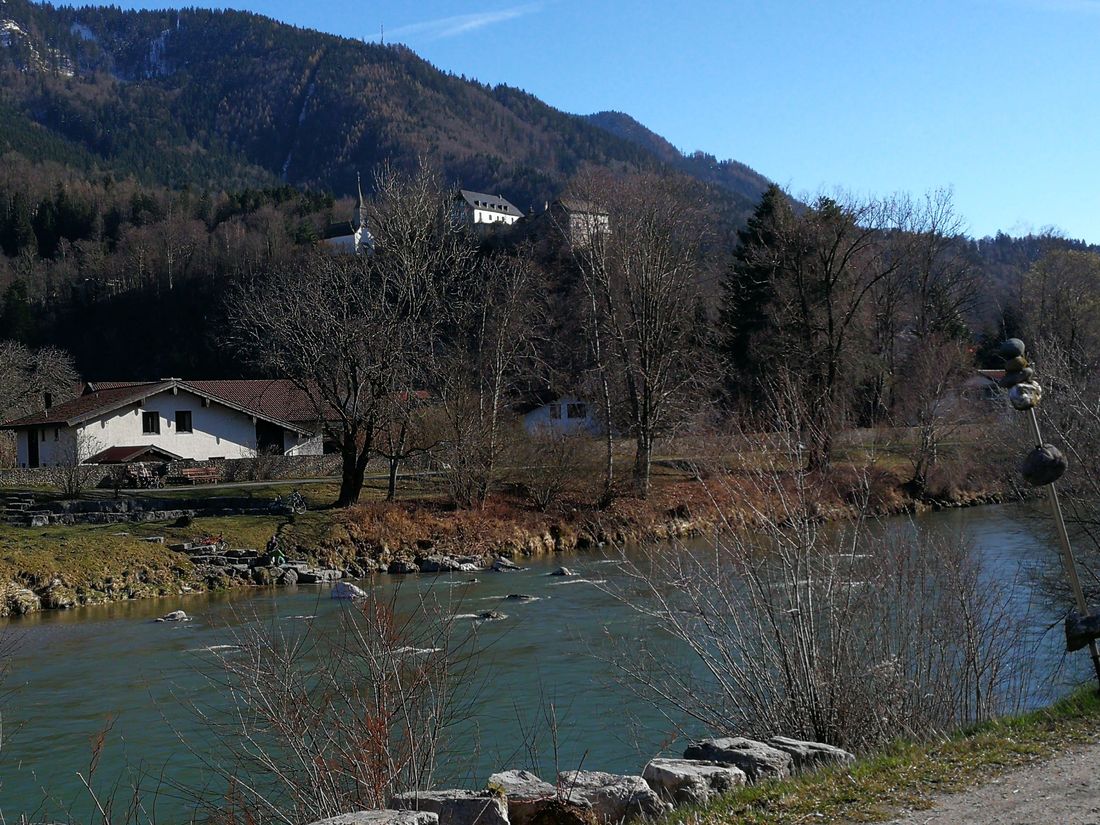 An der Tiroler Ache mit Blick auf die Burg