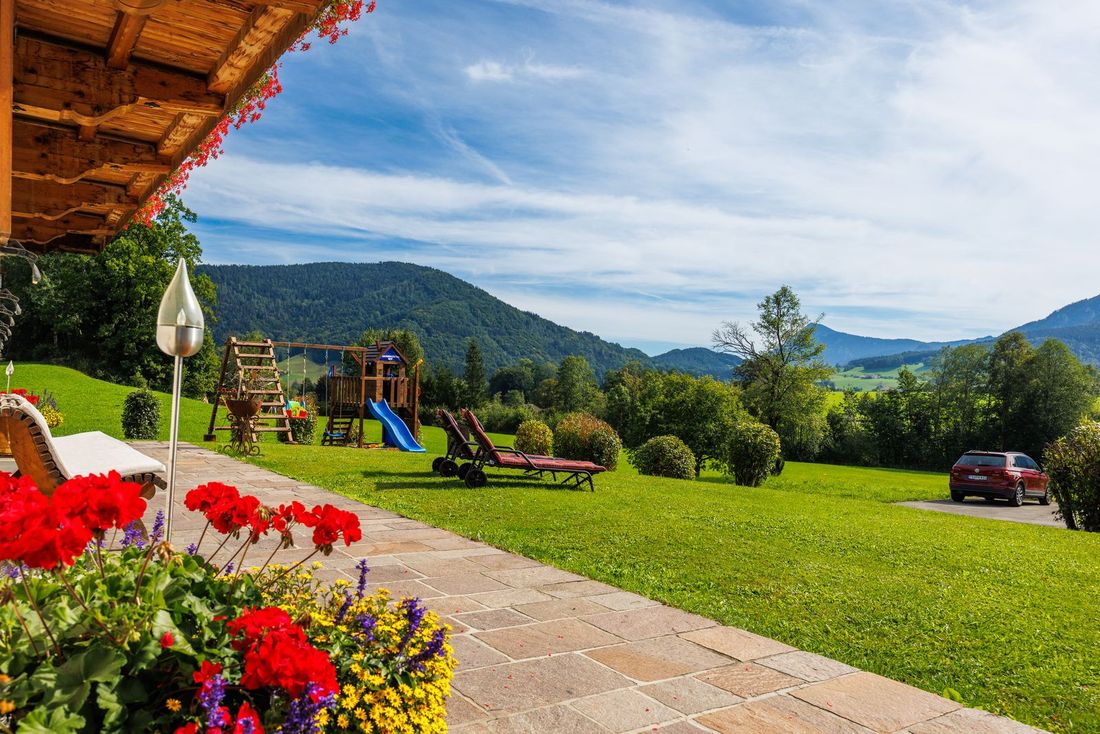 Liegewiese mit Spielplatz