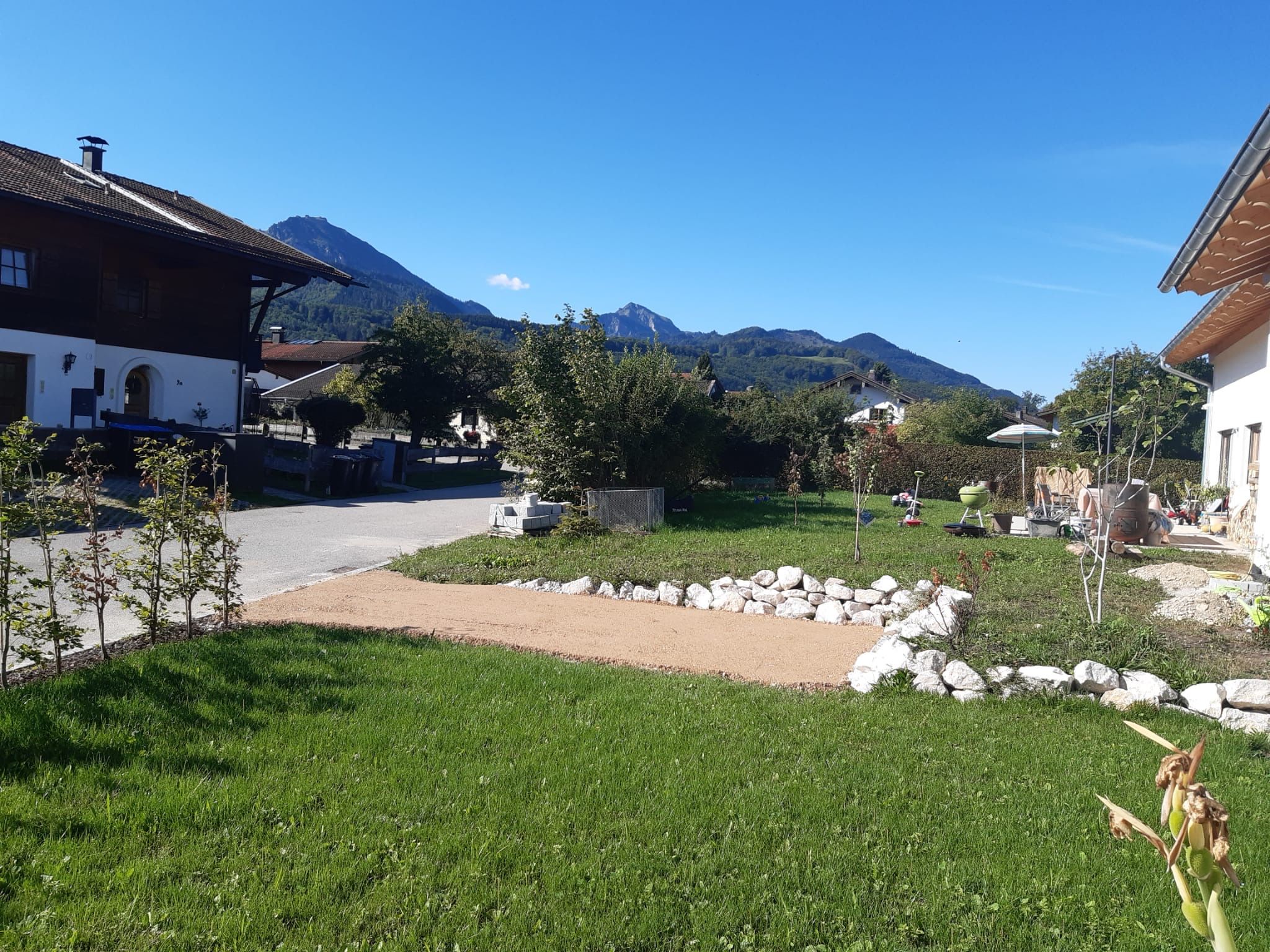 Parkplatz für Gäste / rechts das Haus