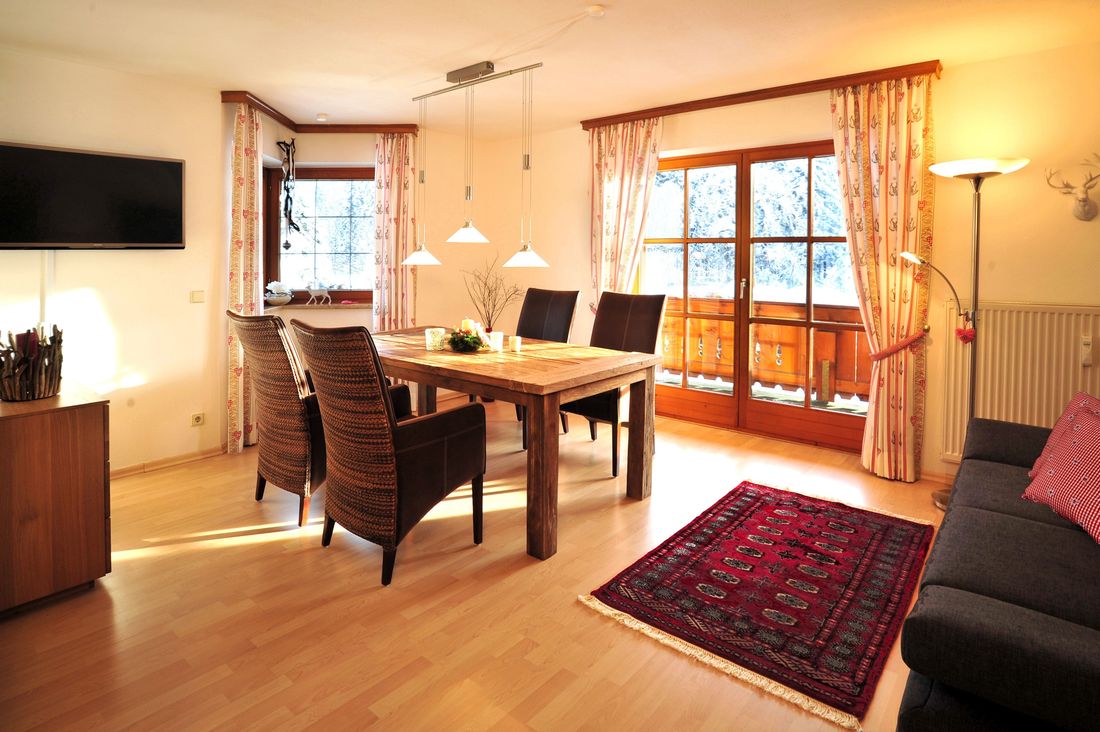 Wohnzimmer mit Couch und Esstisch