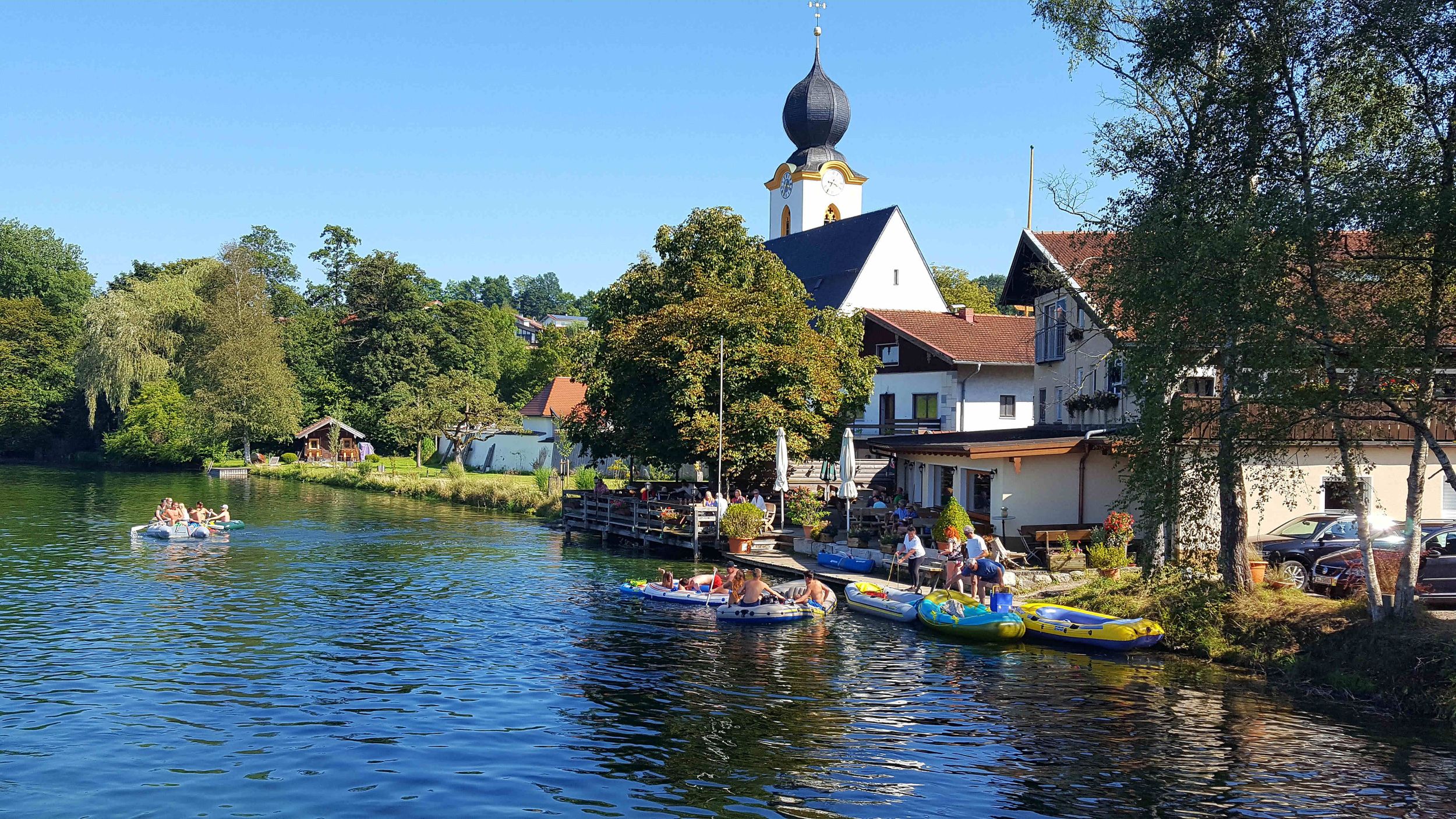 Blick von der Alzbrücke auf den Gasthof Neuwirt