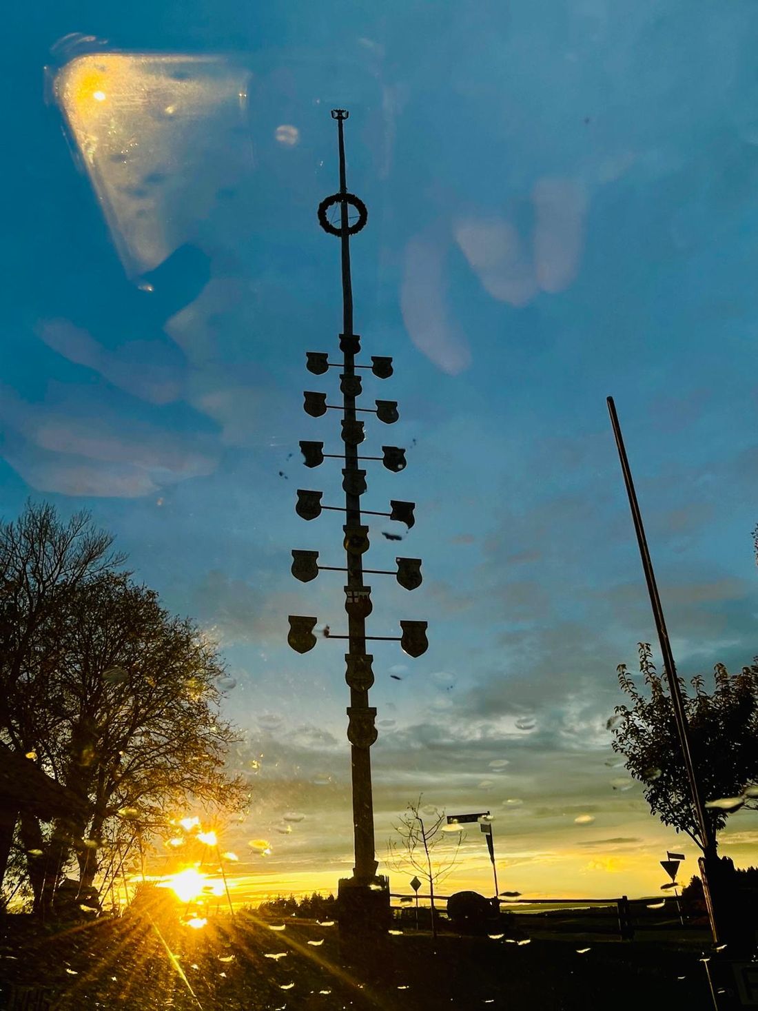 maibaum Abendstimmung mit blick auf dem Chiemsee