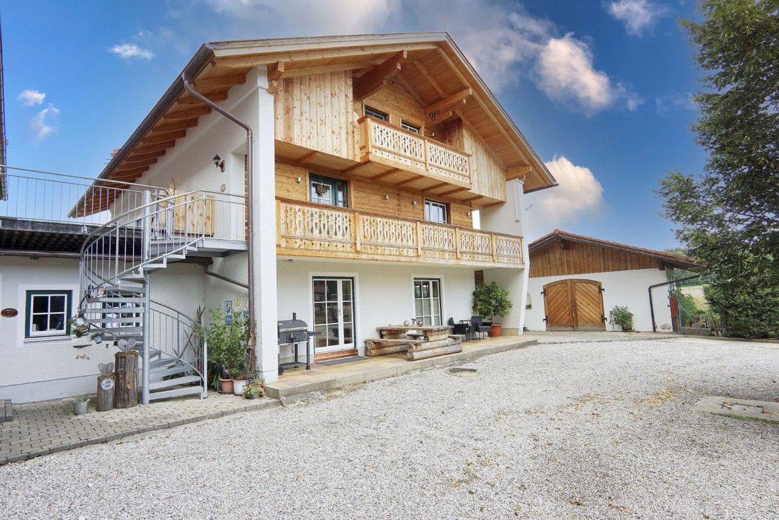 Ferienhaus mit 3 Ferienwohnungen und Wendeltreppe zur Gemeinschafts-Lounge