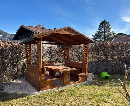 Gemeinschaftsgarten mit Hütte und Grillecke