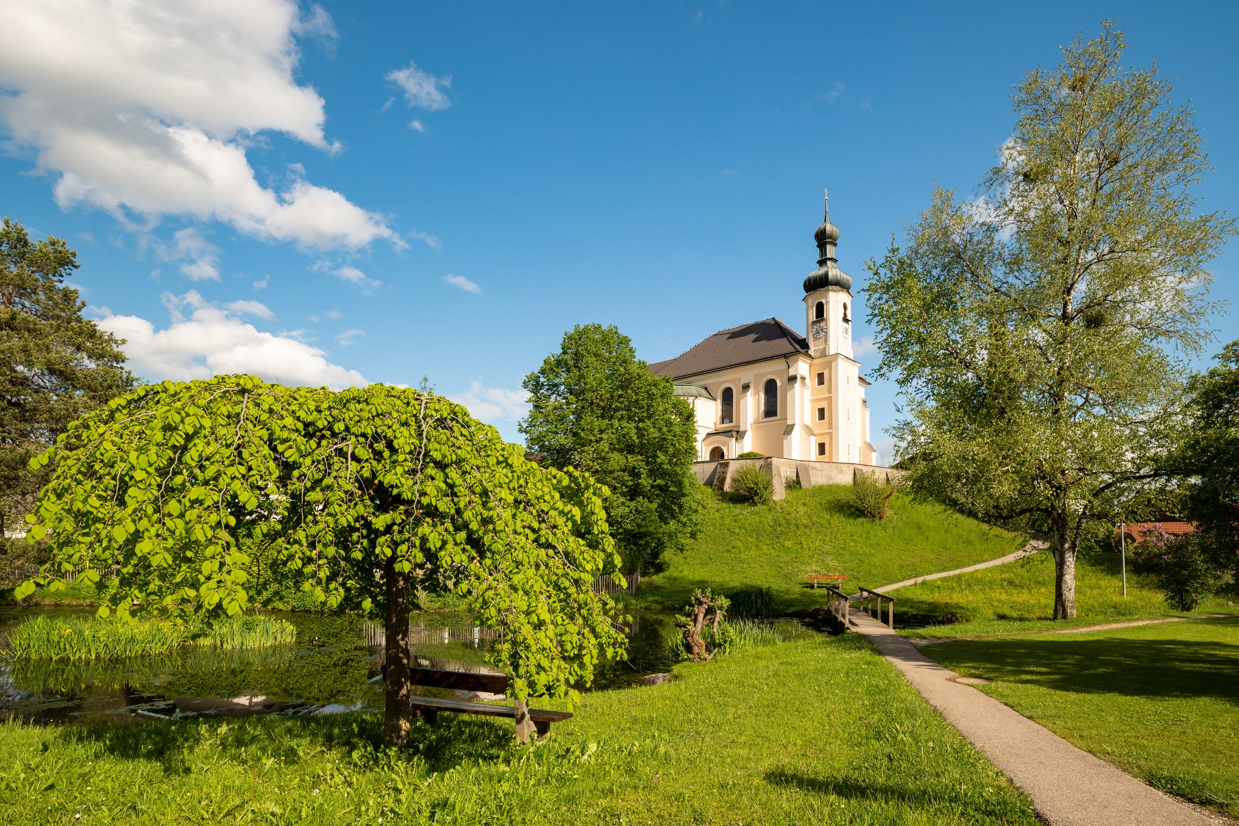 Breitbrunn_Pfarrkirche St. Johannes_mit Brücke_2022