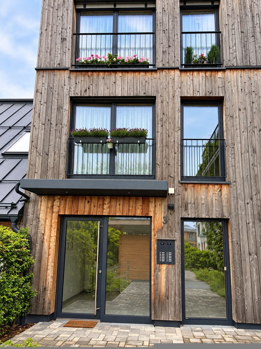 Hauseingang Herzlich willkommen – der Hauseingang mit seiner natürlichen Holzfassade.