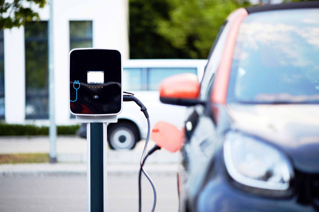 Wallbox zum Laden von Elektrofahrzeugen am Feriendomizil Lieblingseck in Gstadt am Chiemsee.