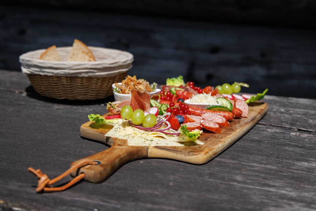Brotzeit auf der Kaitl Alm