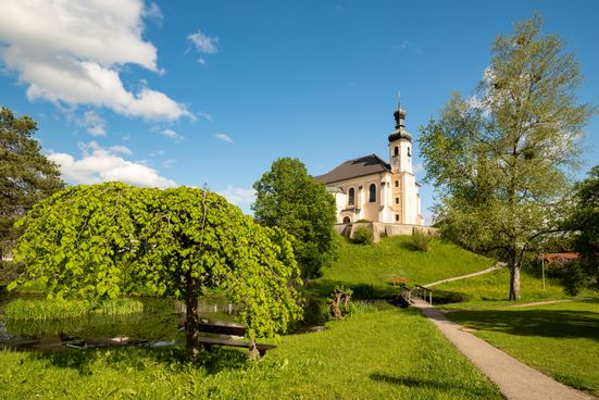 Breitbrunn_Pfarrkirche St. Johannes_mit Brücke_2022