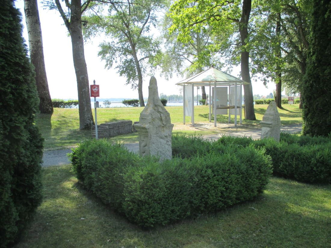 Bildcollage Arch Rundweg Station 2 Römisch Norisches Gräberfeld Fotograf Matthias Ziereis