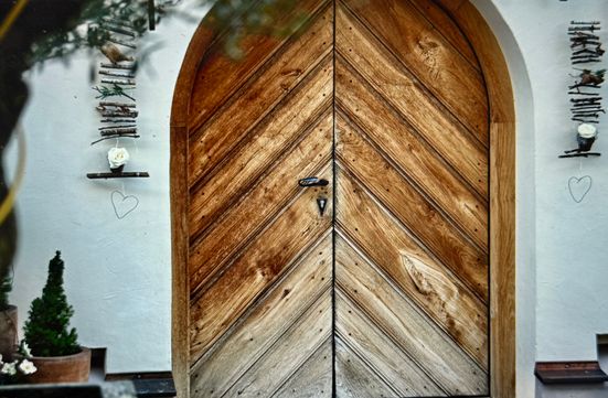 Zuhaeusl  Eingangstür im  Innenhof