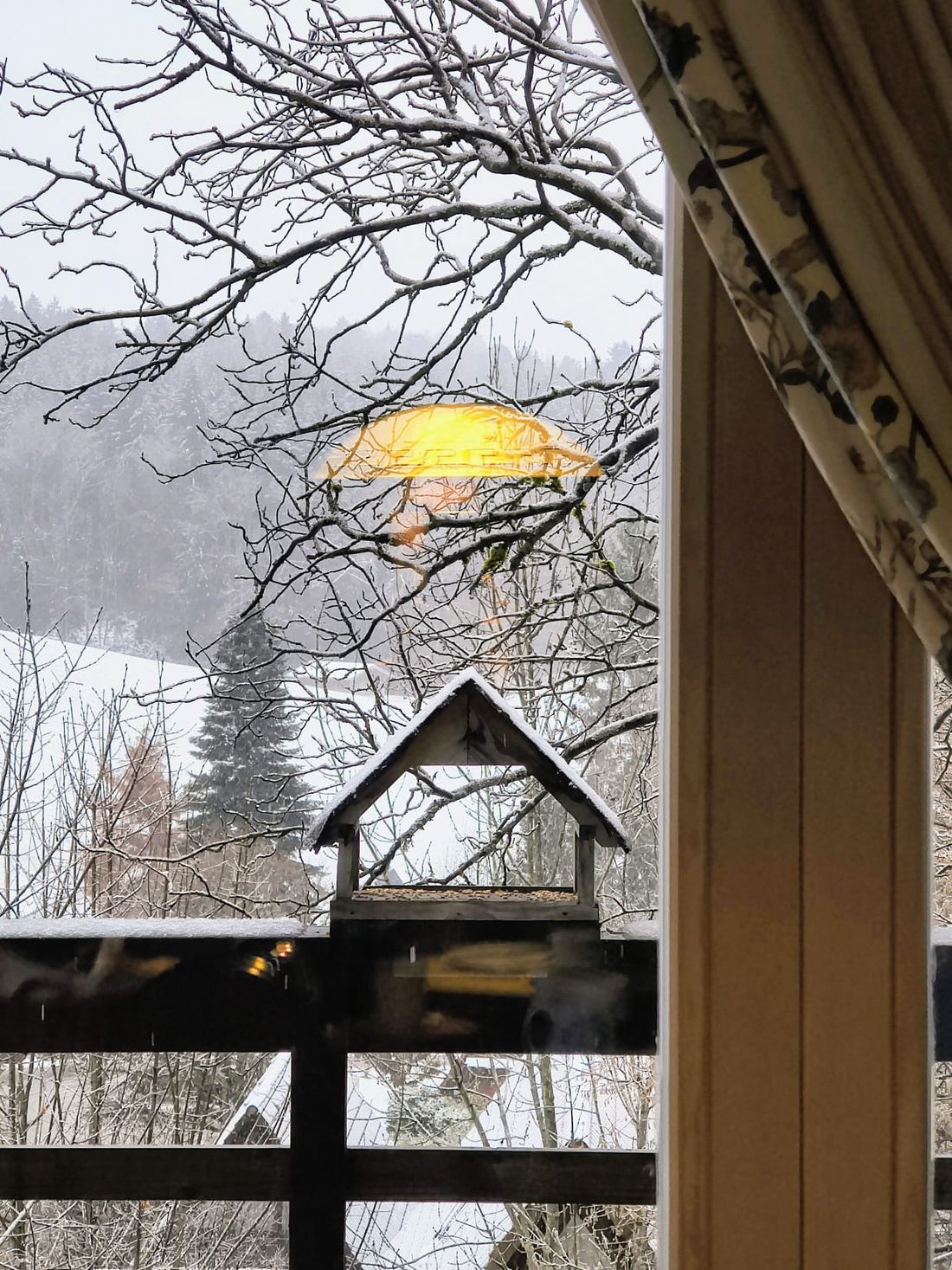 Aussicht zum Balkon mit Lampenspiegelbild