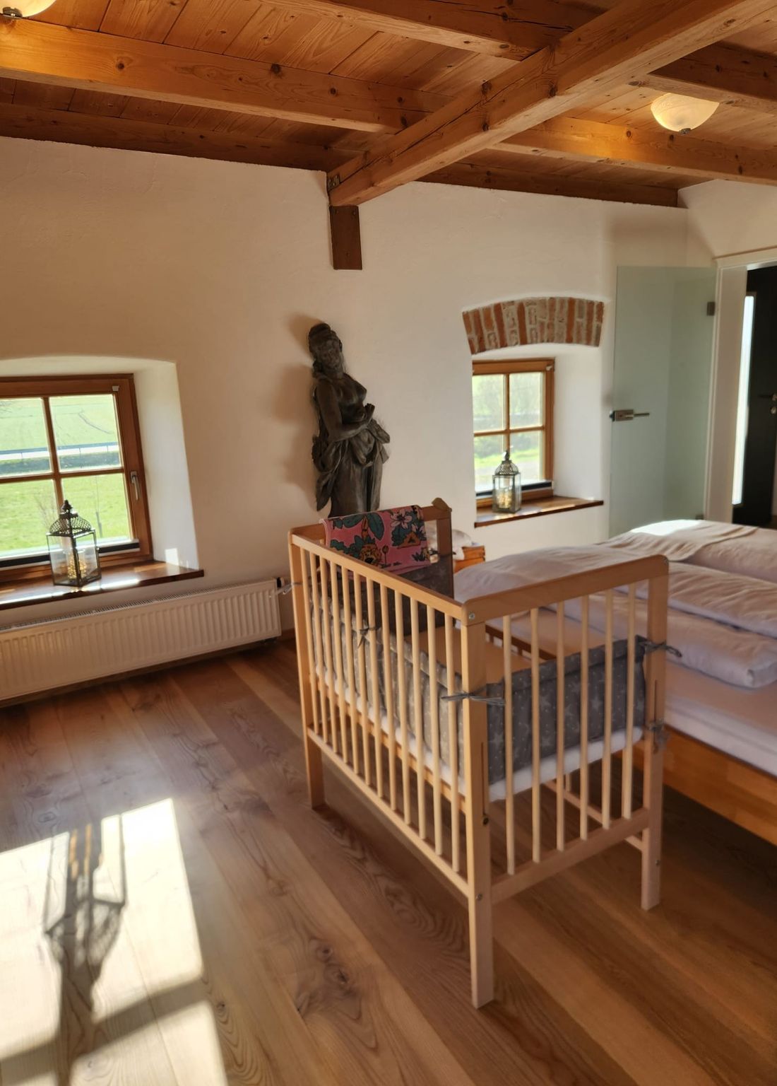 Hochwertiges Babybett aus Holz