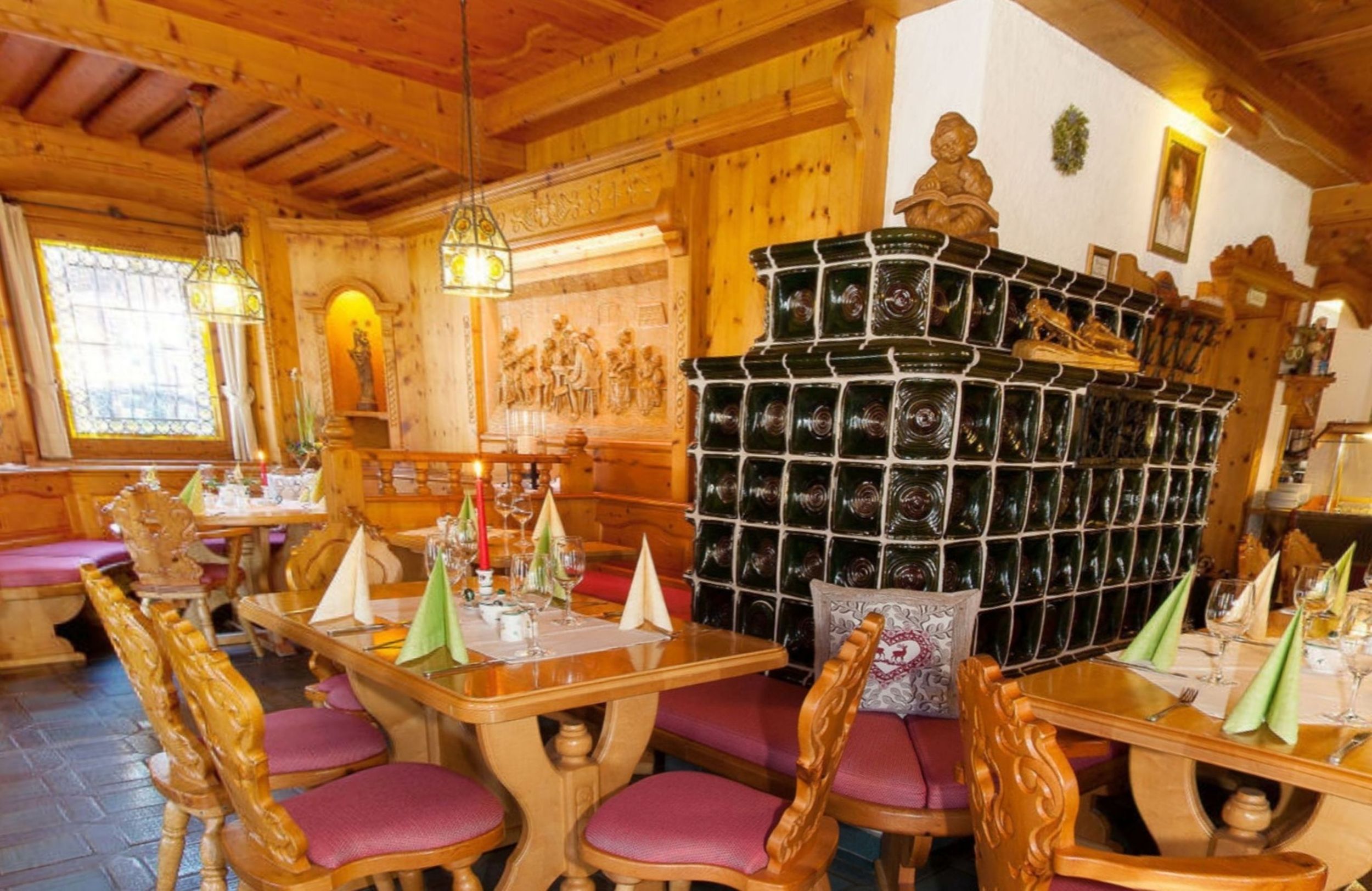 Zirbelstube Kachelofen